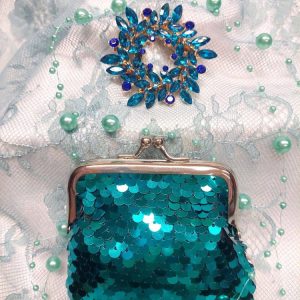 Kristalliselle Ystävälle -tarjouspaketti: Valon kuningattaren Rintakoru + Paljettikukkaro, eri väreissä