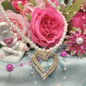 Sydänystävän Tarjouspaketti: Sydän-kaulakoru + Posliinienkeli + Rintakoru