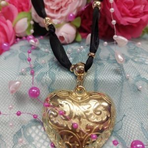 Kaunis säädettävä, pitkä Kaulakoru satiininauhalla, kultahelmillä ja kultasydämellä