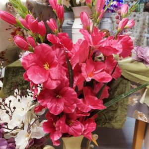 Kaunis, näyttävä, laadukas ja aidon näköinen Kestokukkaoksa