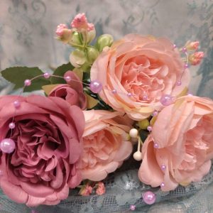 Kaunis Kestokukkakimppu, Pionit, vaaleanpuna-persikkasävy