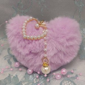 Suloinen pörröisen pehmeä Laukkukoru/ Avaimenperä sydämellä ja helmikoristeilla