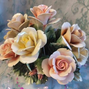 Upea käsintehty Posliini-Ruusuasetelma korissa, koko XL, lahjarasiassa