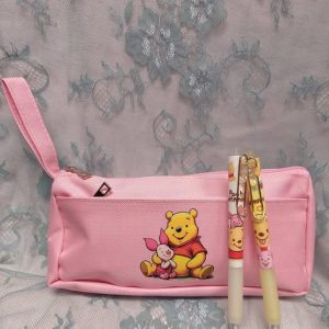 Laadukas, reilu Kynäpenaali/ kosmetiikkapussukka, Nalle Puh + 2 kpl Nalle Puh -mustekuulakärkikynää