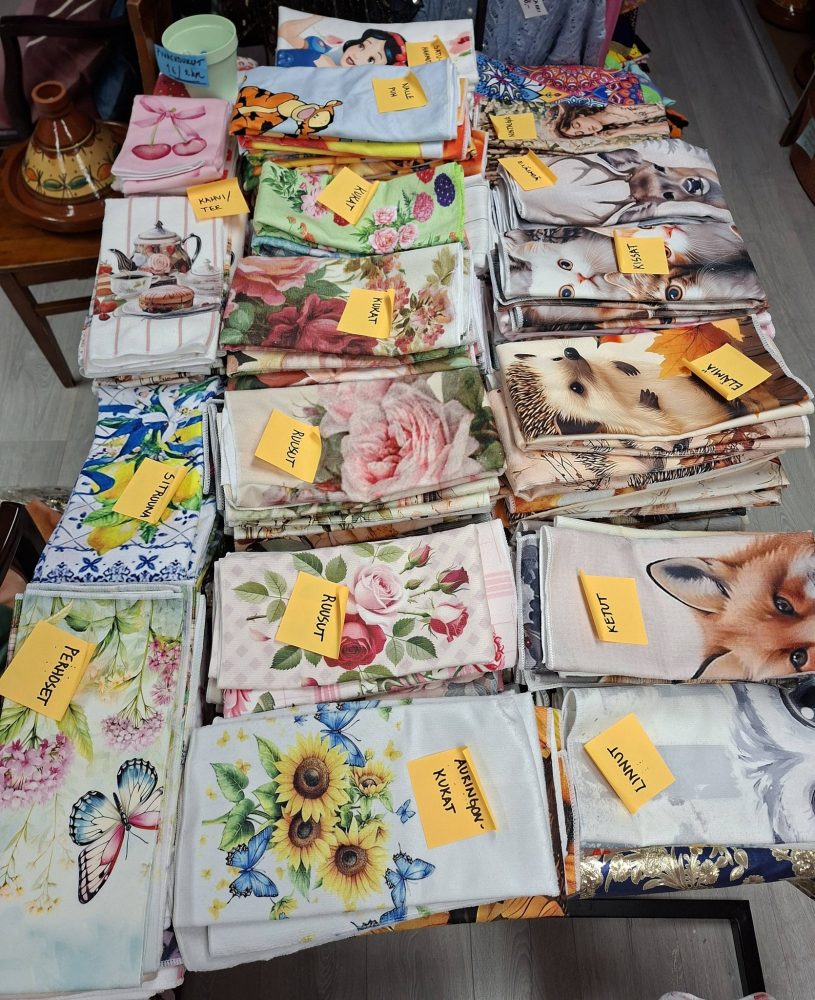 Pehmeä, laadukas Käsipyyhe, Musta kissa niityllä, 2 kpl - Image 2