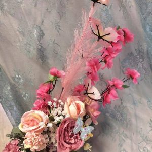 Upea valmis Kestokukka-asetelma kaikilla ihanuuksilla, Kevätperhoset, vaaleanpunaisen sävyt