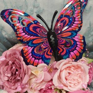 Kaunis, värikäs Ilon perhonen, vaaleanpuna-lila-sinisävyinen