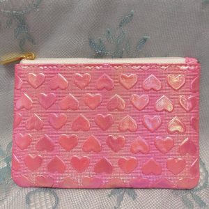 Kaunis kiiltävä Pikkupussukka/ lompakko kohosydämillä, vaaleanpunainen