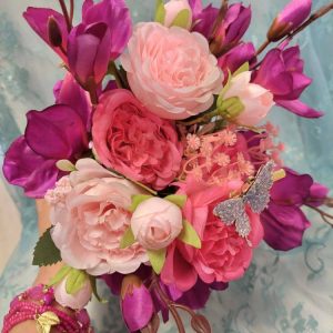 Upea valmis Kestokukka-asetelma kaikilla ihanuuksilla, Runsas kauneus