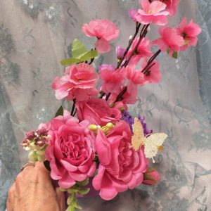 Kaunis valmis Kestokukka-asetelma kaikilla ihanuuksilla, Kirsikkapuiden aikaan