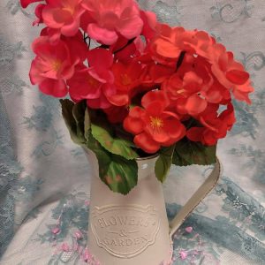 Kestokukka, valmis kokonaisuus: Isoäidin Pelargoniat -tarjouspaketti: Pelargonia + metallitonkka + koristehelminauha