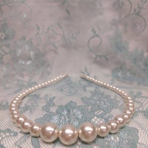 Juhlava Hiuspanta erikokoisilla valkoisilla helmillä