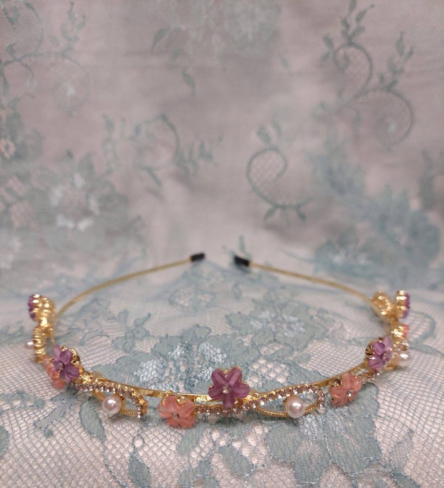 Kaunis Hiuspanta kukilla, helmillä ja kristalleilla - Image 2