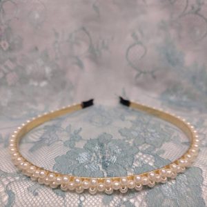 Kaunis Hiuspanta valkoisilla helmillä