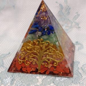 Orgoniittipyramidi Elämänpuulla, Chakrat