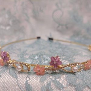 Kaunis Hiuspanta kukilla, helmillä ja kristalleilla