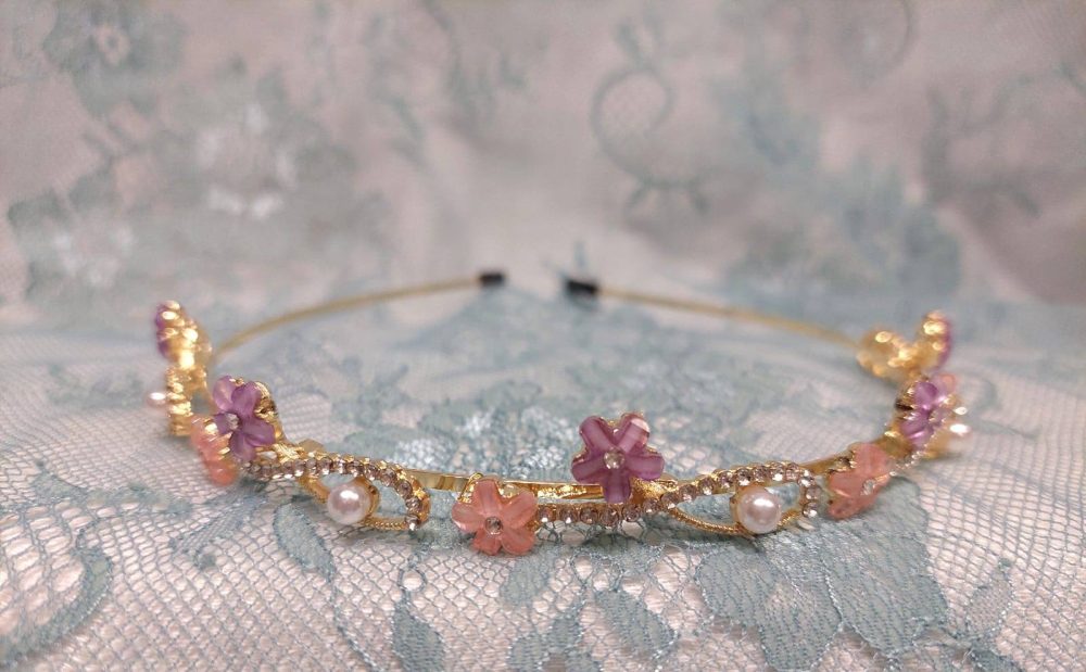 Kaunis Hiuspanta kukilla, helmillä ja kristalleilla