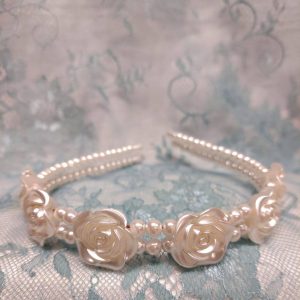 Kaunis Hiuspanta Helmiäiskukilla ja helmillä