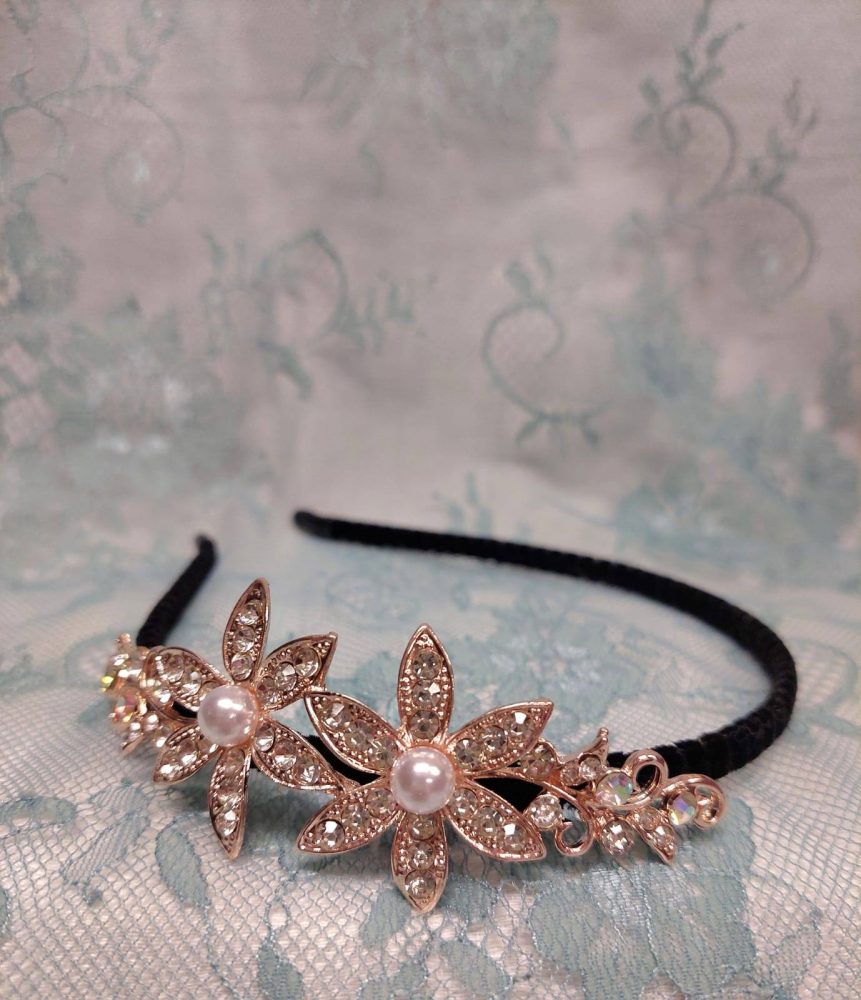 Kaunis Hiuspanta kukilla, koristeilla, kristalleilla ja helmillä