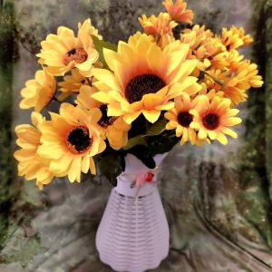 Valmis, runsas Kestokukka-asetelma Auringonkukista kauniissa maljakossa -Tarjouspaketti