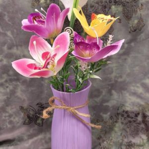 Kaunis Kestokukkakimppu vaaleanlilassa maljakossa -Tarjouspaketti