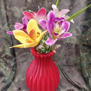 Kesäpäivä -Tarjouspaketti: Kaunis valmis Kestokukka-asetelma punaisesssa Maljakossa