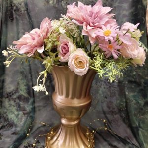 Juhlapäivä -Tarjouspaketti: Valmis Kestokukka-asetelma + Iso jalallinen metallinen Maljakko + koristehelminauha