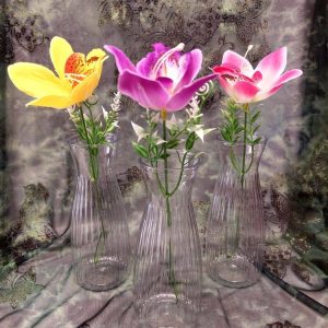 Ilon Kukkanen -Tarjouspaketti: Kirkas maljakko + Kestokukka + Koristehelminauha