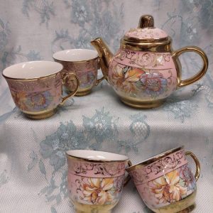 Kullattu Posliiniastiasto: Kauniisti koristeltu Teekannu ja 4 kpl Kuppeja