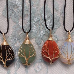 Kaunis hoitava Kivi-kaulakoru kullatulla Elämänpuulla koristeltuna, säädettävä nahkanyöri