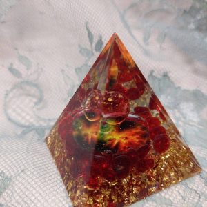 Hoitava Orgoniitti-pyramidi symboleilla, Rakkauden tuli, 6 cm