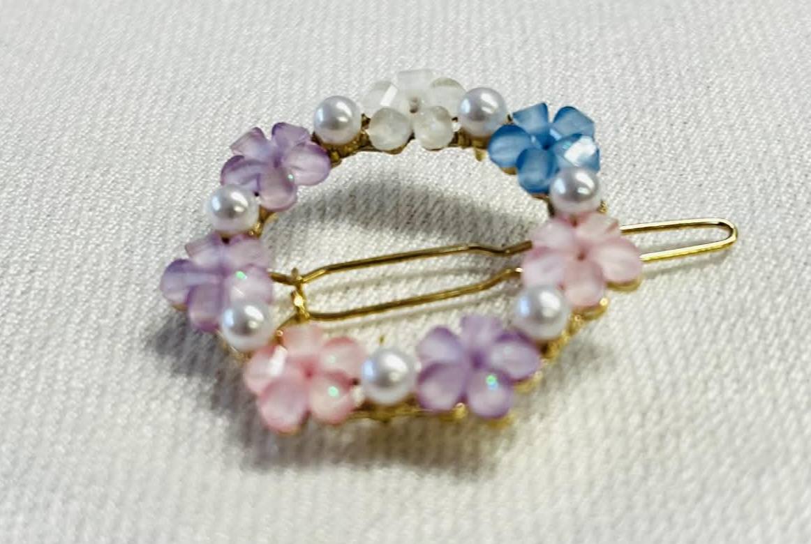 Kaunis Hiuskoru/ Huivinpidike/ Neuletakin pidike, pastellinsävyiset Kristallikukat ja helmet - Image 2