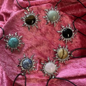 Kaunis, hoitava Kivi-kaulakoru, Aurinko, säädettävä nahkanyöri