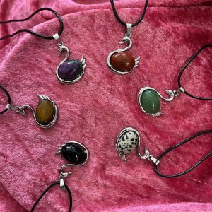 Kaunis hoitava Kivi-kaulakoru, Joutsen, säädettävä nahkanyöri