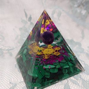 Orgoniitti-pyramidi symboleilla, Aventuriini, Ametisti-kuula, 6 cm