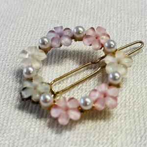 Kaunis Hiuskoru/ Huivinpidike/ Neuletakin pidike, pastellinsävyiset Kristallikukat ja helmet