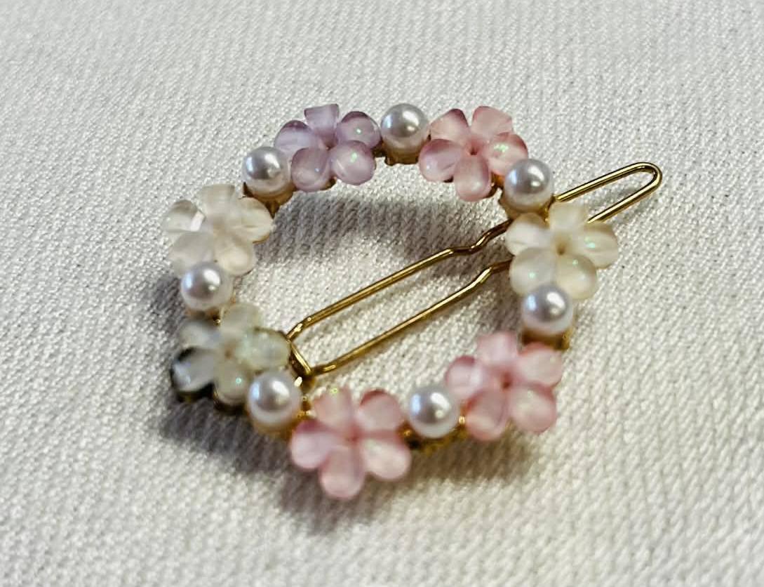 Kaunis Hiuskoru/ Huivinpidike/ Neuletakin pidike, pastellinsävyiset Kristallikukat ja helmet