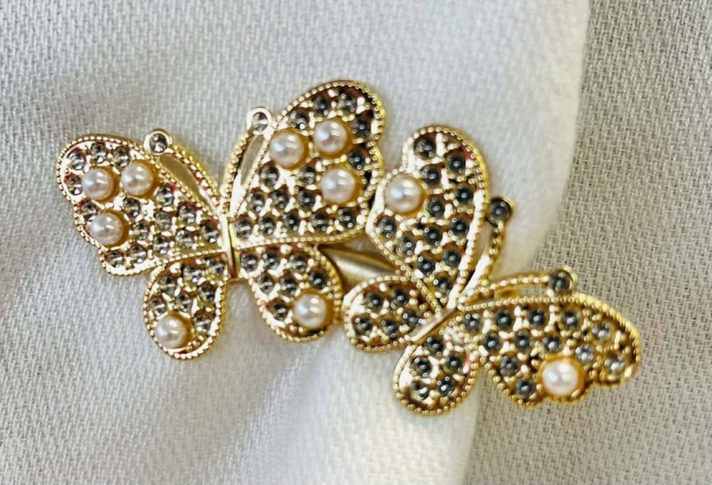 Kaunis Hiussolki Kristalliperhosilla ja helmillä