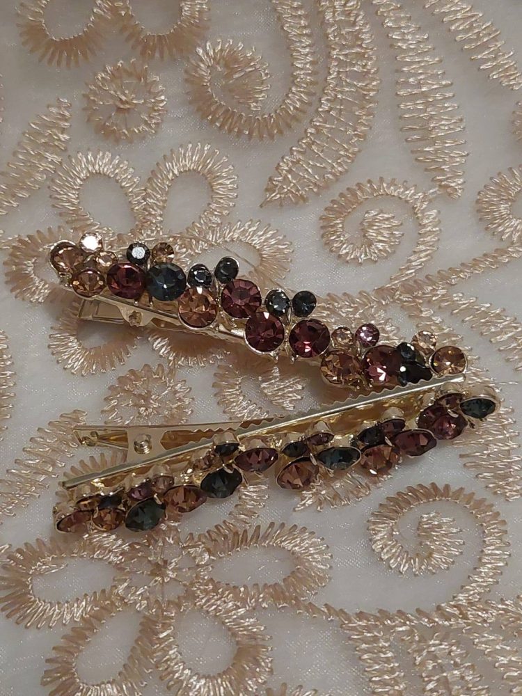 Kaunis Hiussolki maanläheisillä kristalleilla