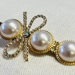 Kaunis Hiussolki Kristallirusetilla ja helmillä