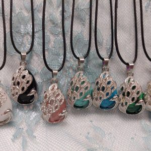 Hoitava Kivi-kaulakoru Riikinkukolla koristeltuna, säädettävä nahkanyöri