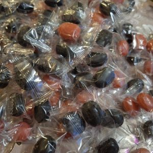 Mansikka-salmiakki -karamellit, 100 g