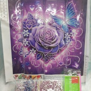 Kaunis Timanttihelmityö, Kristalliperhonen ja Ruusu, 30 x 30 cm