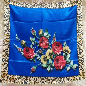 Upea iso silkkimäinen, kiiltävä Huivi/ liina Ruusuilla ja kukilla sinisellä pohjalla, leopardi-reunus