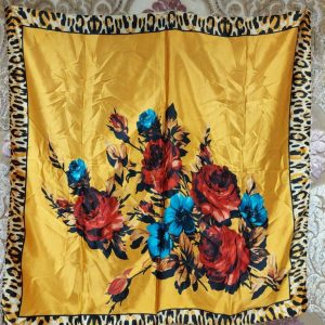 Iso upea silkkimäinen, kiiltävä Huivi: Siniset ja punaiset Ruusut keltaisella pohjalla, leopardi-reunus