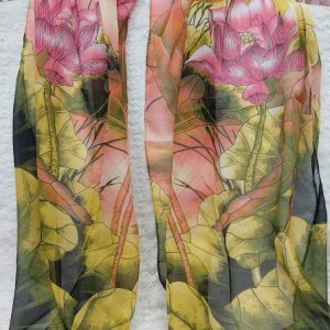 Upea metsänvihreä Taidehuivi vaaleanpunaisilla Lotusilla