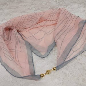 Kaunis vaaleanpuna-harmaa Huivi magneetti-koru -kiinnityksellä