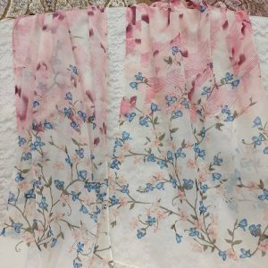 Kaunis Taidehuivi, Pienet kukkaset vaalealla pohjalla