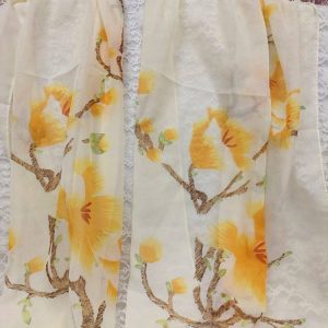 Kaunis Taidehuivi, Keltaiset kukat ja oksat vaalealla pohjalla