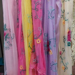 Kaunis kirjailtu Huivi pitsillä